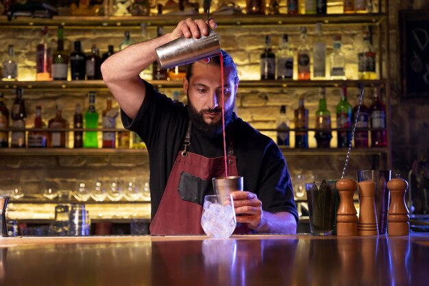 Barkeeper und Cocktailshaker aus nächster Nähe