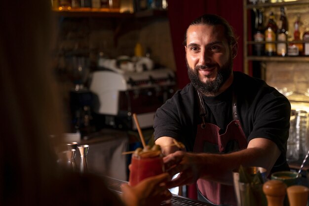 Barkeeper und Cocktailshaker aus nächster Nähe