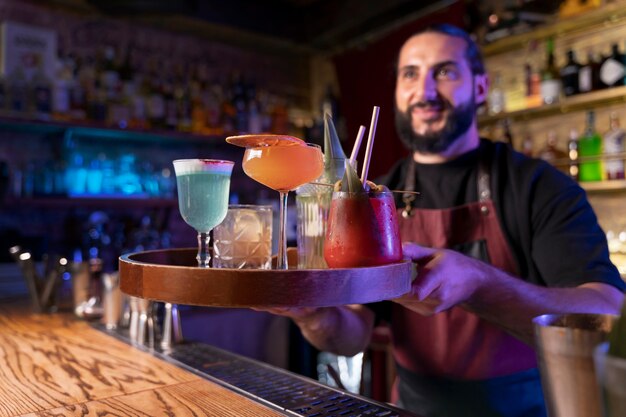 Barkeeper und Cocktailshaker aus nächster Nähe