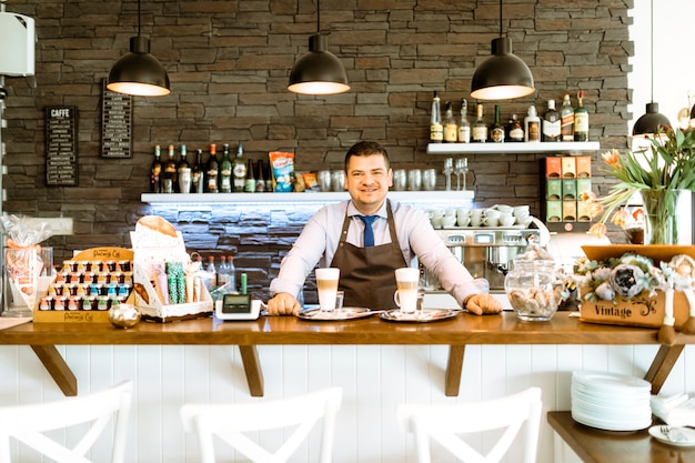 Barman hinter der Bar