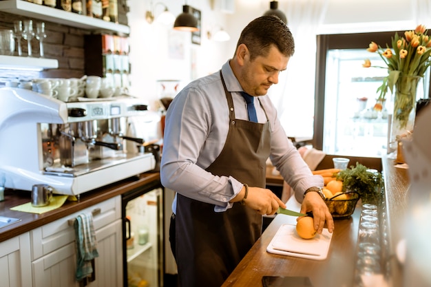 Kostenloses Foto barman mit früchten