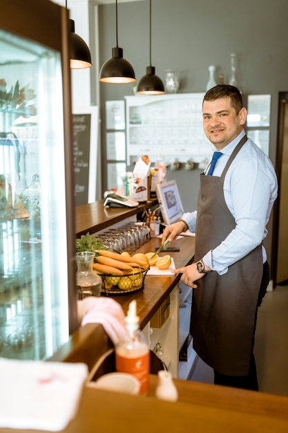 Kostenloses Foto barman mit früchten