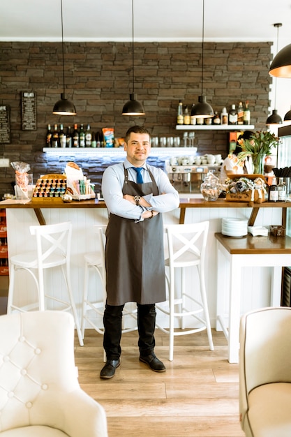 Kostenloses Foto barman mit verschränkten armen