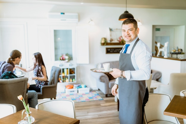 Kostenloses Foto barman serviert kaffee