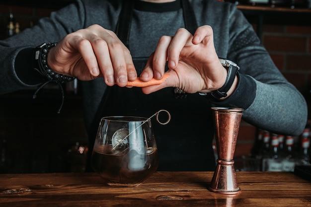 Barmann mit einem Cocktail