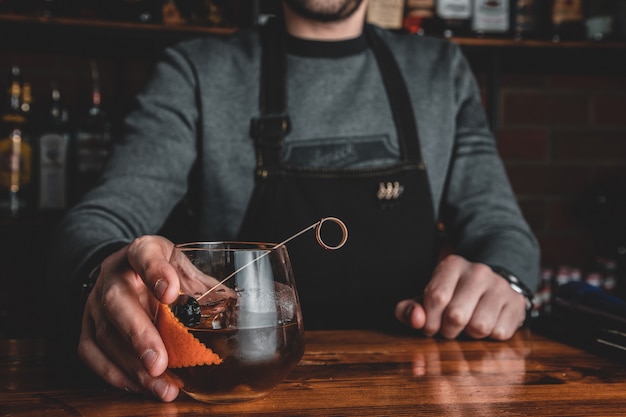 Barmann mit einem Cocktail