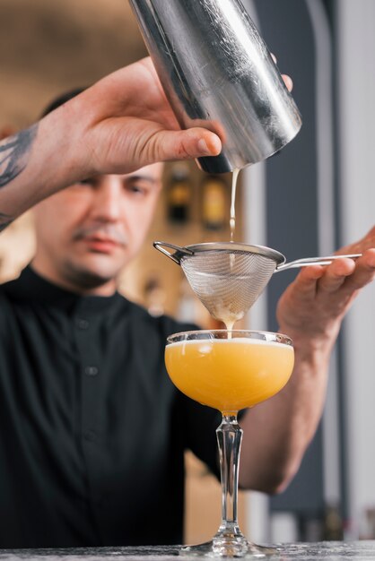 Barmixer, der ein Auffrischungscocktail zubereitet