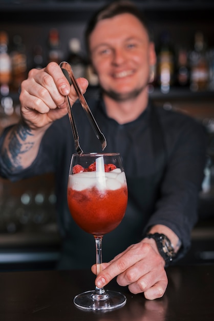 Barmixer, der ein Auffrischungscocktail zubereitet