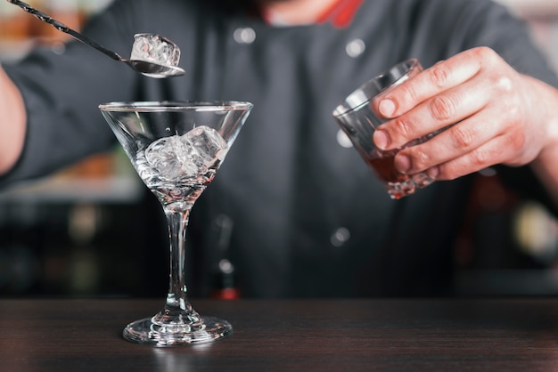 Barmixer, der ein Auffrischungscocktail zubereitet