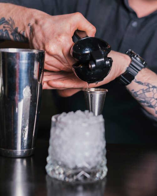 Barmixer, der ein Auffrischungscocktail zubereitet