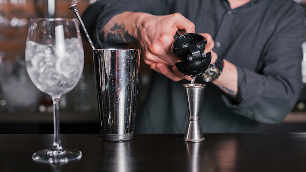 Barmixer, der ein Auffrischungscocktail zubereitet
