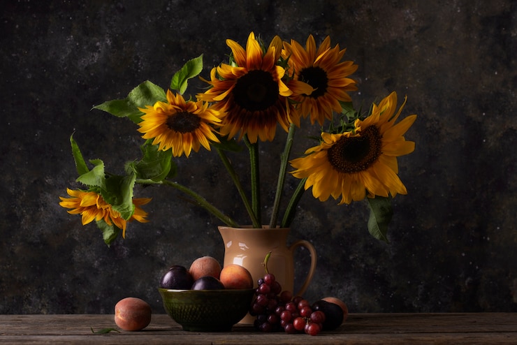 Kostenlose Foto barock-stil mit sonnenblumen und obst-sortiment