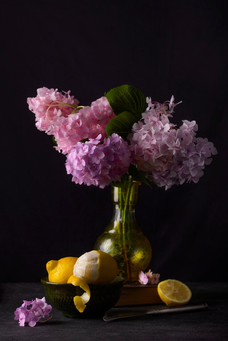Kostenlose Foto barockstil mit rosafarbener blumenvase