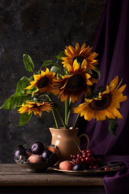 Barockstil mit Sonnenblumen und Obstarrangement