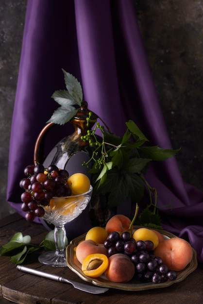 Barockstil mit Trauben und Pfirsichen