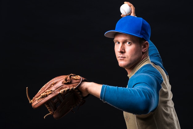 Baseball-Spieler mit werfender Kugel des Handschuhs