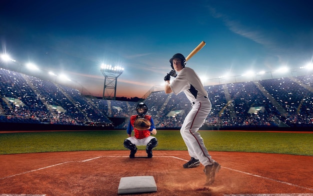 Baseballspieler im professionellen Baseballstadion am Abend während eines Spiels