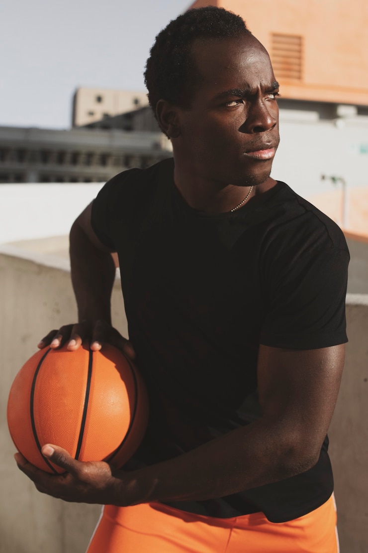 Kostenlose Foto basic schwarzes t-shirt im sportlichen stil herrenmode bekleidung stadtshooting