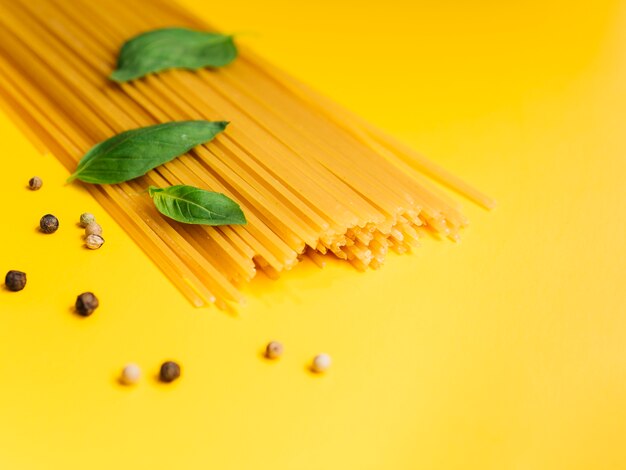 Basilikumblätter auf Bündel Spaghettis