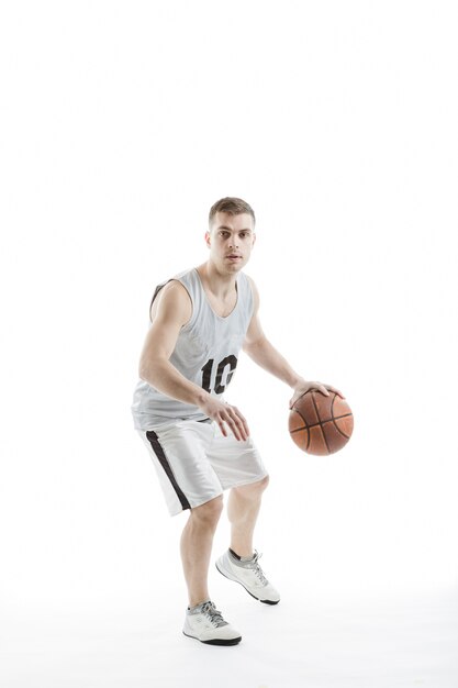 Basketball-Spieler mit einem Ball