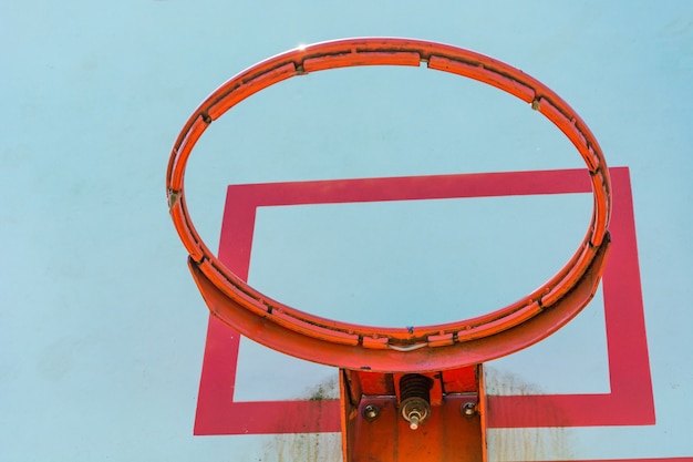 Kostenloses Foto basketballkorb und backboard mit blauem himmel