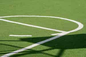 Kostenloses Foto basketballplatz mit grünem grasboden, kunstrasen und weißen linien