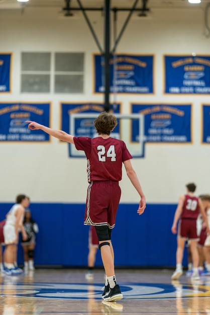 Kostenloses Foto basketballspieler, der ein spiel anruft