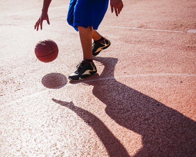 Basketballspieler dribbelt