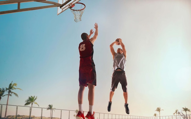 Basketballspieler in Aktion bei Sonnenuntergang