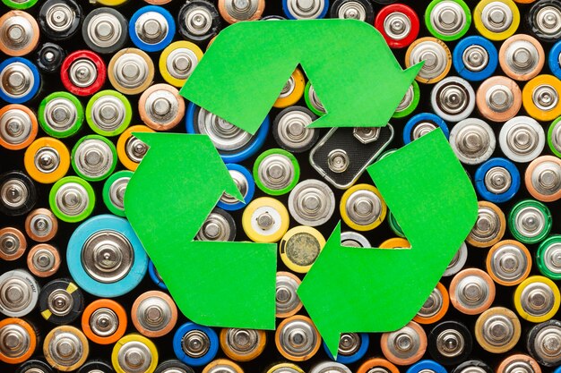 Batterieverschmutzungsabfall mit Recycling-Symbol