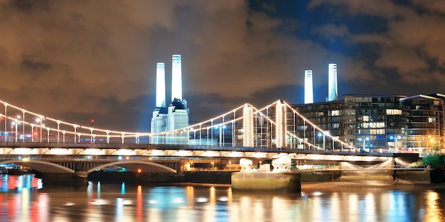 Battersea power station panorama über die themse als berühmtes londoner wahrzeichen bei nacht.