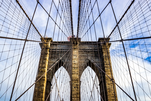 Bau einer Brücke mit Seilen