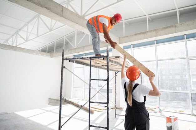 Bau- und Bauarbeiter auf der Baustelle