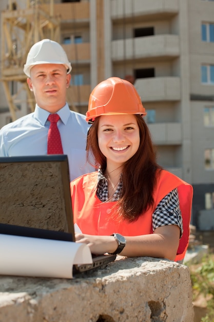 Bauarbeiter arbeiten auf der baustelle