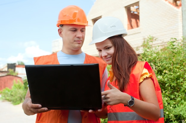 Bauarbeiter arbeiten auf der Baustelle