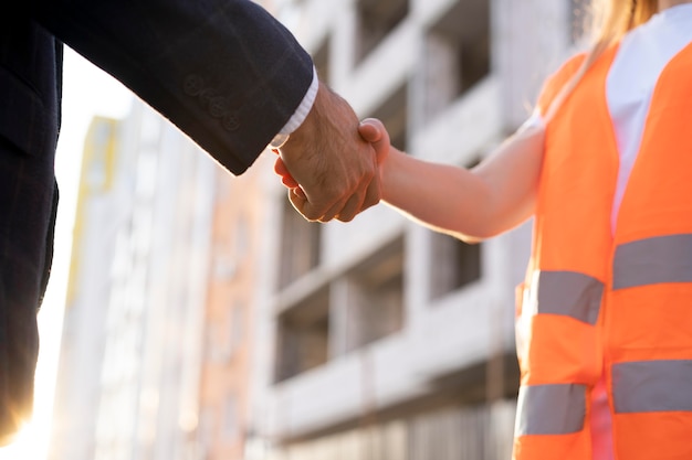 Bauarbeiter auf der Baustelle mit Architekt