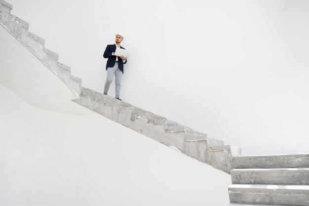 Bauarbeiter auf der Baustelle mit Architekt