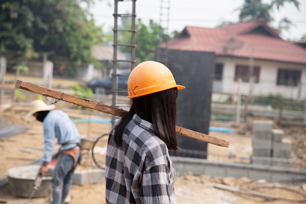 Bauarbeiter bauen neue Häuser