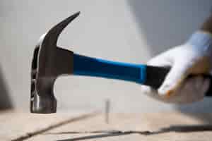 Kostenloses Foto bauarbeiter benutzt hammer auf der baustelle