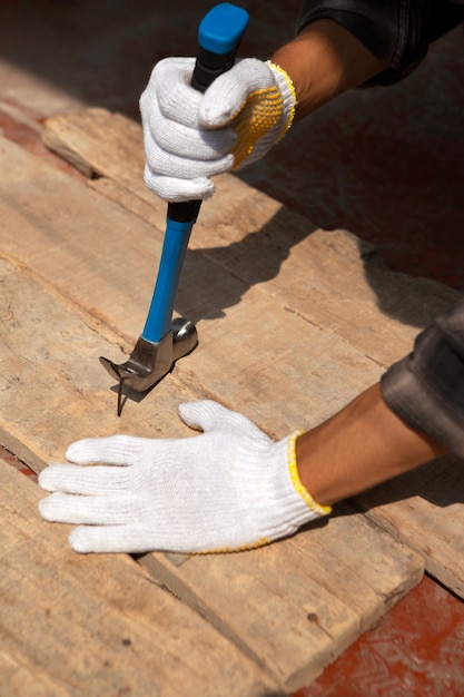 Bauarbeiter benutzt Hammer auf der Baustelle