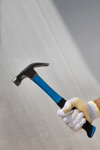 Bauarbeiter benutzt Hammer auf der Baustelle