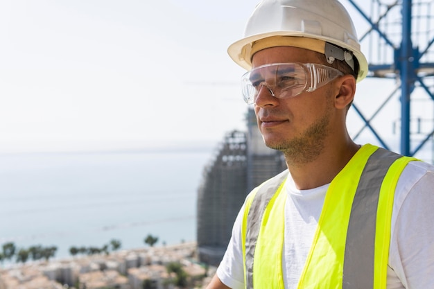 Bauarbeiter im Freien tragen Schutzbrille und Helm