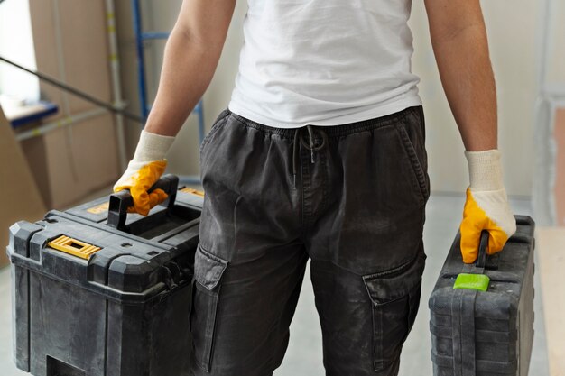 Bauarbeiter mit Containern