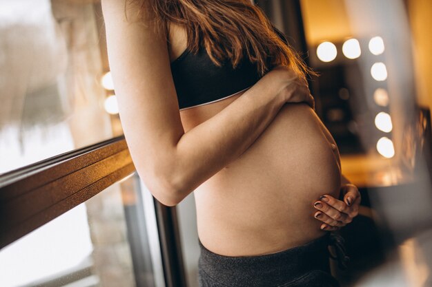 Bauchabschluß der schwangeren Frau oben