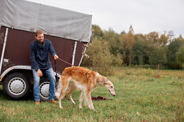 Bauer, der Zeit mit Hund verbringt, hautnah