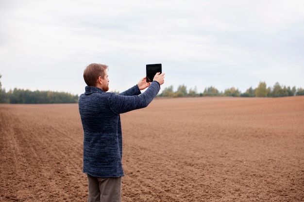 Kostenloses Foto bauer mit digitalem gerät hautnah