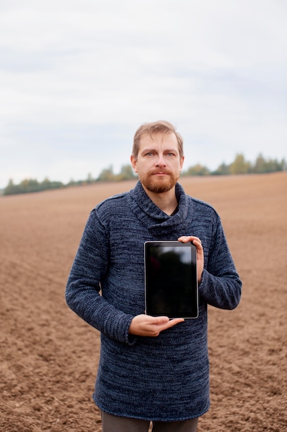 Kostenloses Foto bauer mit digitalem gerät hautnah