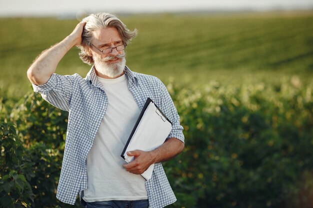 Bauer untersucht das Feld. Agronom oder Landwirt untersucht das Wachstum von Weizen.