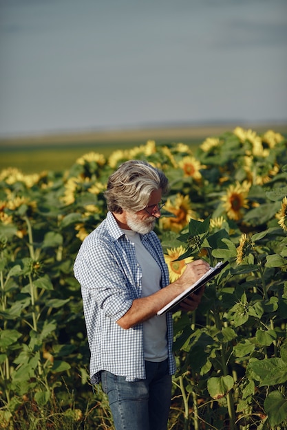 Bauer untersucht das Feld. Agronom oder Landwirt untersucht das Wachstum von Weizen.