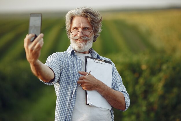 Bauer untersucht das Feld. Agronom oder Landwirt untersucht das Wachstum von Weizen.